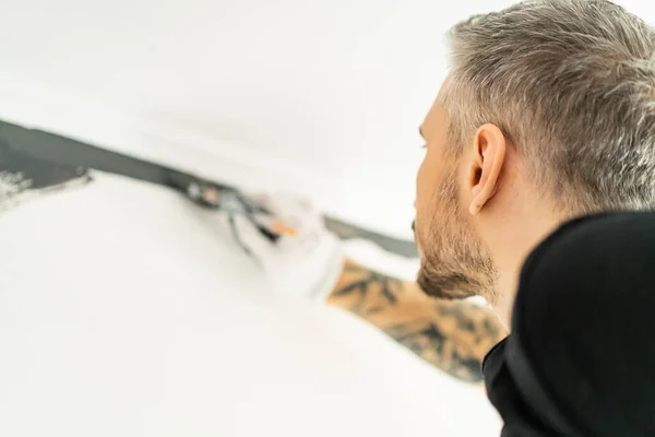 Onarım Adam Duvarları Silindirle Boyuyor Resim Yapmaya Hazırlanıyor Odada Tamirat — Stok fotoğraf
