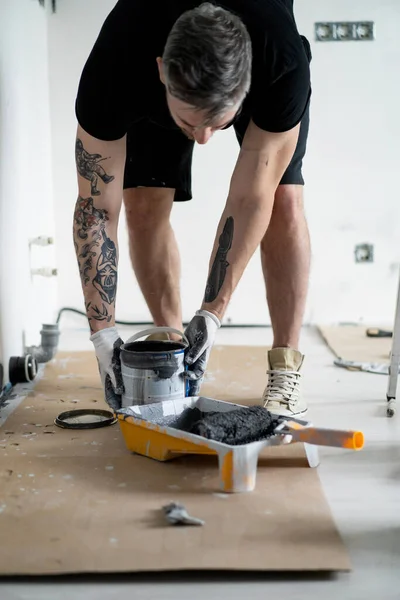 Opravy Muž Maluje Stěny Válečkem Připravuje Malování Opravy Místnosti Přemalovat — Stock fotografie