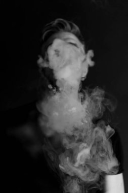 Orta yaşlı bir adamın portresi, genç çekici bir adam, yakın plan duman.