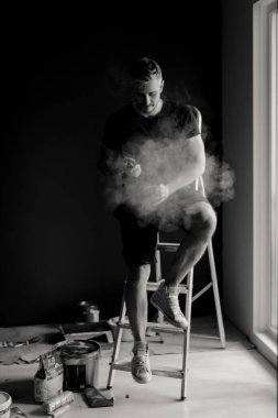 Orta yaşlı bir adamın portresi, genç çekici bir adam, yakın plan duman.