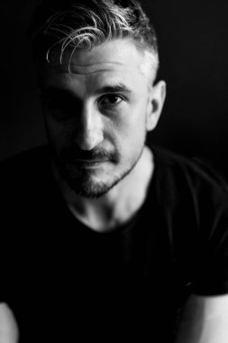 Orta yaşlı bir adamın portresi, çekici genç bir adam, yakın plan..