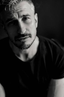 Orta yaşlı bir adamın portresi, çekici genç bir adam, yakın plan..