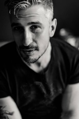 Orta yaşlı bir adamın portresi, çekici genç bir adam, yakın plan..