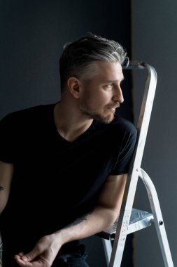 Orta yaşlı bir adamın portresi, çekici genç bir adam, yakın plan..