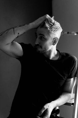 Orta yaşlı bir adamın portresi, çekici genç bir adam, yakın plan..