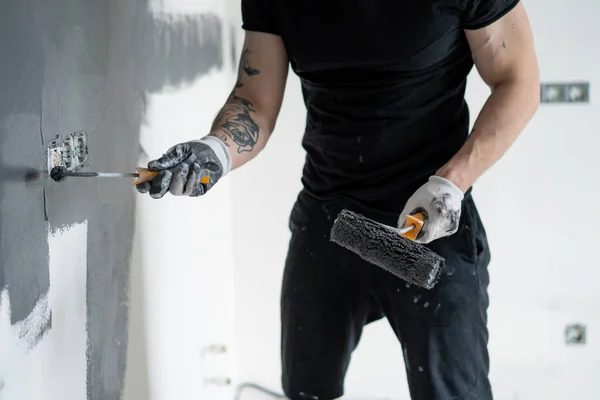 Reparos Homem Pinta Paredes Com Rolo Prepara Para Pintura Reparos — Fotografia de Stock
