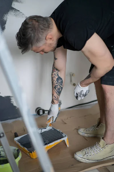 Reparos Homem Pinta Paredes Com Rolo Prepara Para Pintura Reparos — Fotografia de Stock