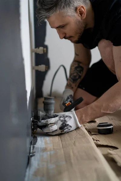 Reparaciones Hombre Pinta Las Paredes Con Rodillo Prepara Para Pintura —  Fotos de Stock