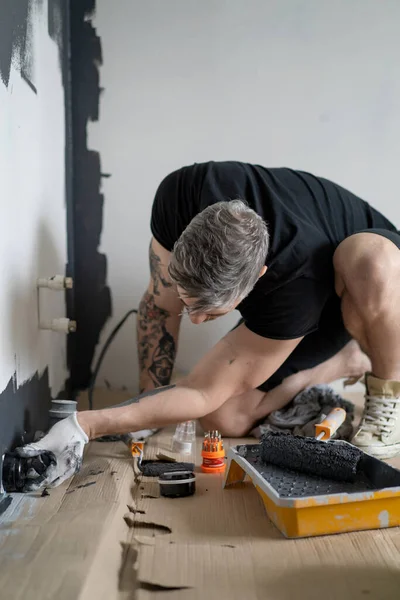 Riparazioni Uomo Dipinge Pareti Con Rullo Prepara Pittura Riparazioni Nella — Foto Stock