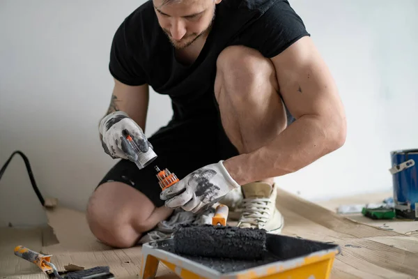 Reparaciones Hombre Pinta Las Paredes Con Rodillo Prepara Para Pintura — Foto de Stock
