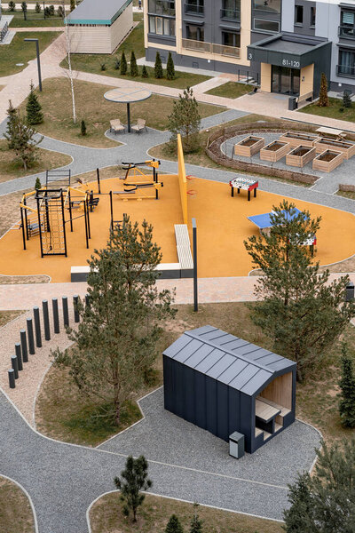 красивый современный городской двор, вид сверху. Европейский двор в городе