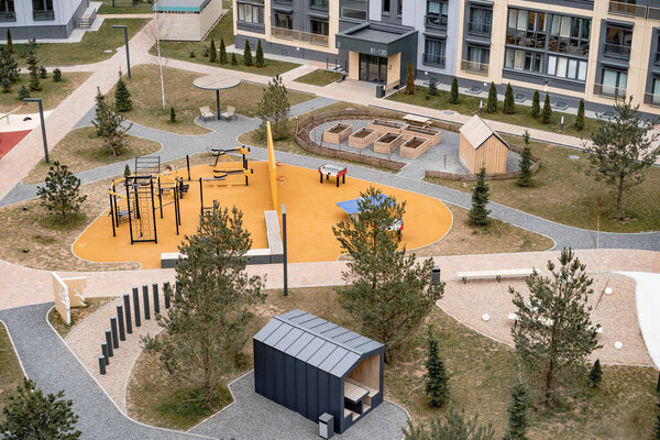 красивый современный городской двор, вид сверху. Европейский двор в городе