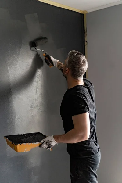 Reparos Homem Pinta Paredes Com Rolo Prepara Para Pintura Reparos — Fotografia de Stock