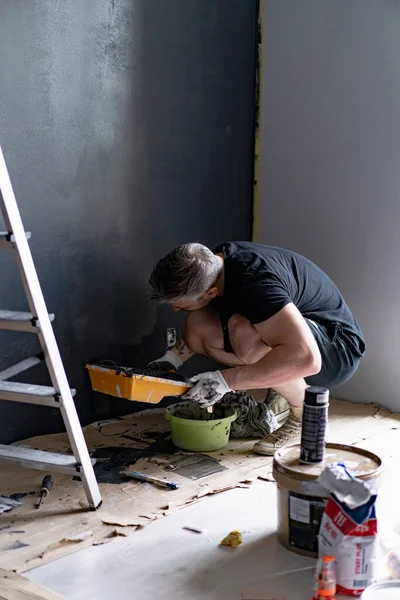 Reparos Homem Pinta Paredes Com Rolo Prepara Para Pintura Reparos — Fotografia de Stock