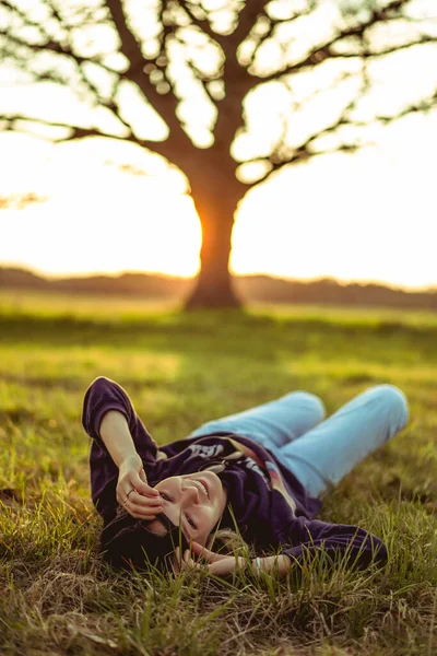 Vrouw Ligt Een Grasveld Het Gras Kijken Naar Een Zomer — Stockfoto