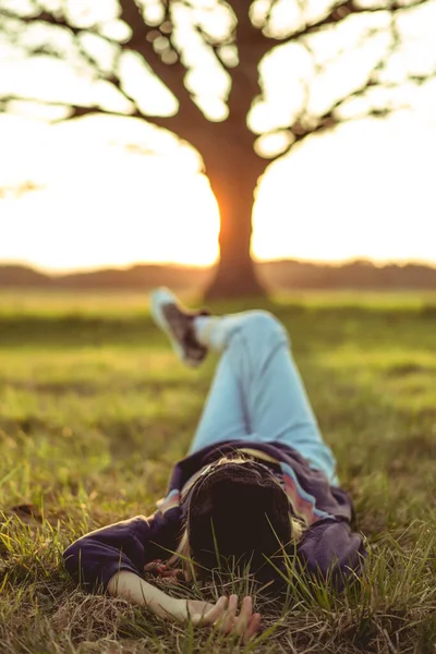 Kvinna Ligger Gräsmatta Gräset Tittar Sommar Solnedgång Sommarstämning Lycka Skratt — Stockfoto