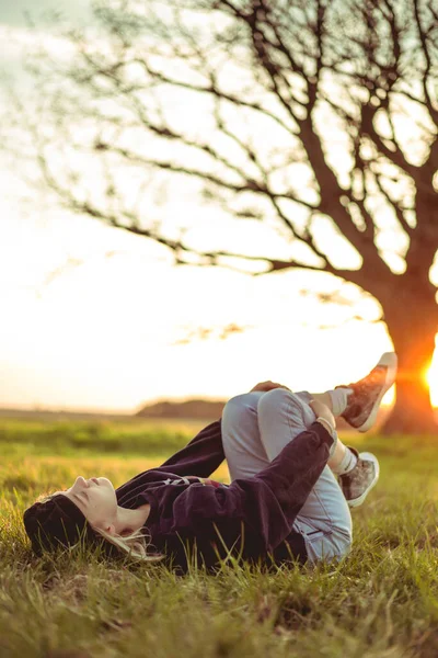 Femme Trouve Sur Une Pelouse Sur Herbe Regardant Coucher Soleil — Photo