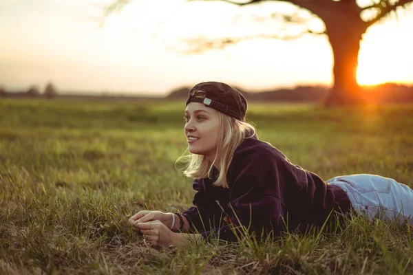 Женщина Лежит Газоне Траве Смотрит Летний Закат Летнее Настроение Счастье — стоковое фото