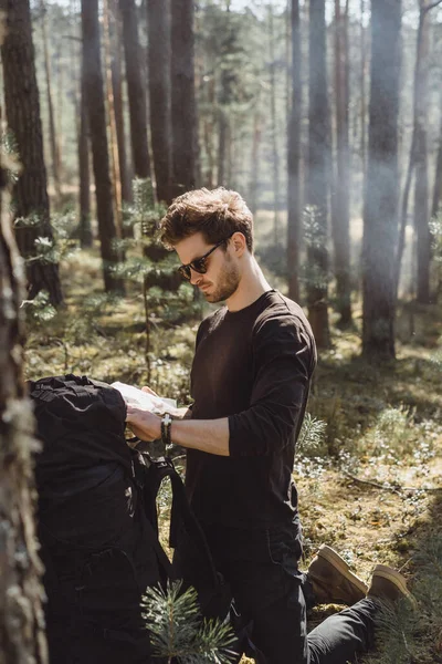 Людина Збирає Пішохідний Рюкзак Похід Лісом — стокове фото
