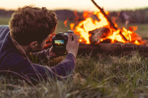 Man Photographs Fire Camping Trip — Stock Photo, Image
