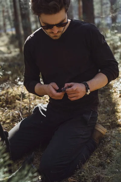Άνθρωπος Στο Δάσος Μια Πεζοπορία Χρησιμοποιεί Μια Πυξίδα Ψάχνει Για — Φωτογραφία Αρχείου