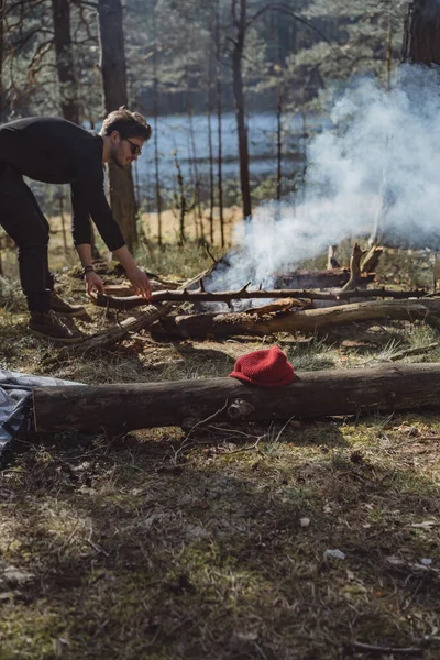 森の中でキャンプ旅行中の男が火事を起こして — ストック写真