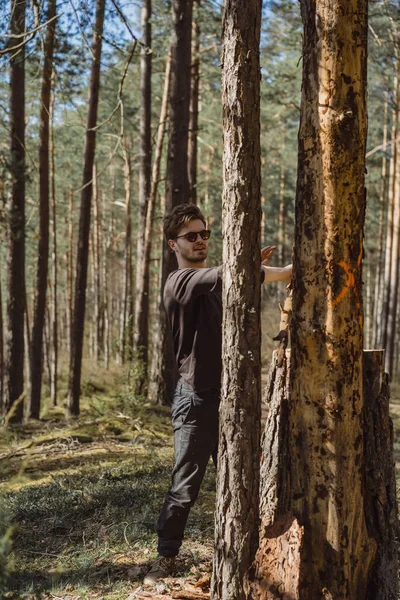 Společnost Přátel Tráví Čas Venku Lese Túře — Stock fotografie