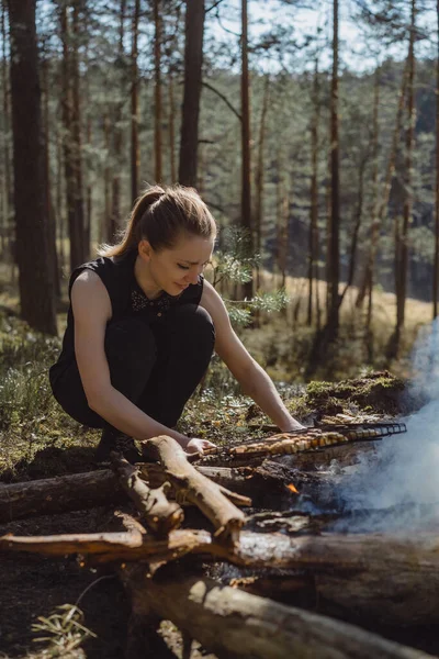 一个女人在篝火上做饭 在篝火上做饭 — 图库照片
