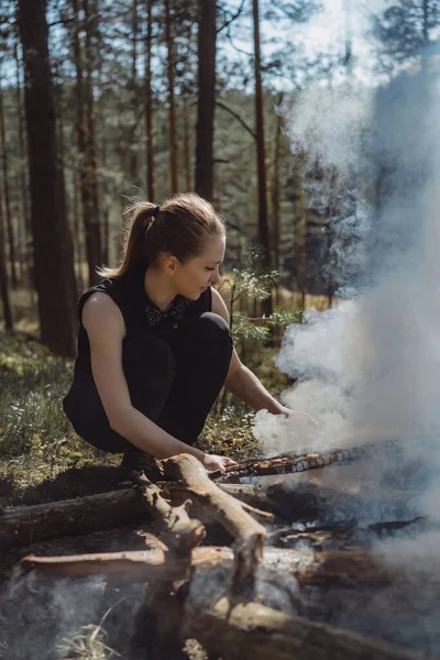 Kvinna Lagar Mat Brasa Matlagning Öppen Eld Campingtur — Stockfoto