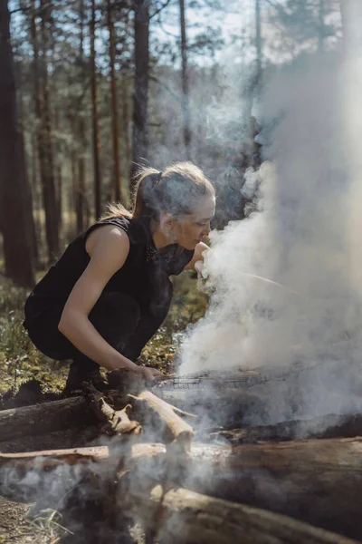 Una Mujer Está Cocinando Una Fogata Cocina Fuego Abierto Viaje — Foto de Stock
