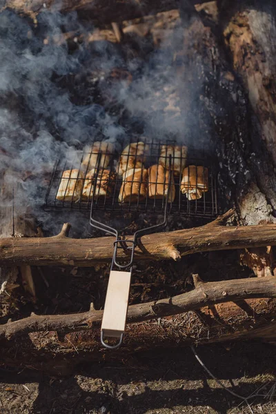 Comida Cocinada Una Fogata Sobre Parrilla Sobre Fuego Abierto Campamento — Foto de Stock