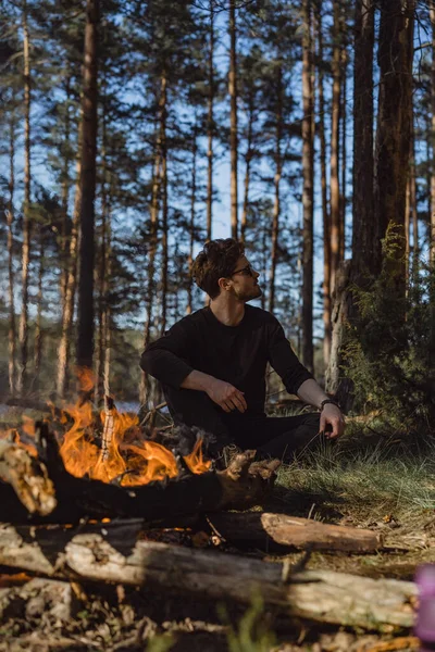 Uomo Escursione Nella Foresta Seduto Accanto Fuoco — Foto Stock