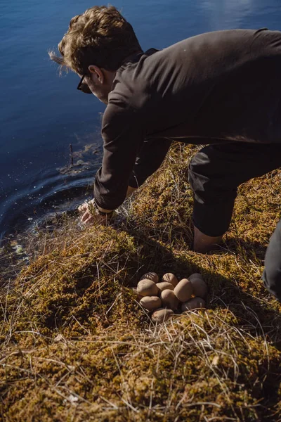 Человек Озере Моет Руки Делает Аэрозоль Отдыхает Природе — стоковое фото