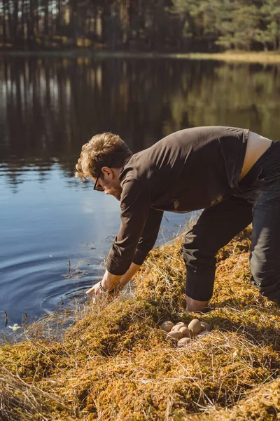 Hombre Lago Lava Sus Manos Hace Fumigación Descansa Los Bosques —  Fotos de Stock