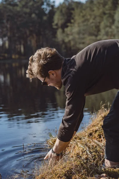 Человек Озере Моет Руки Делает Аэрозоль Отдыхает Природе — стоковое фото