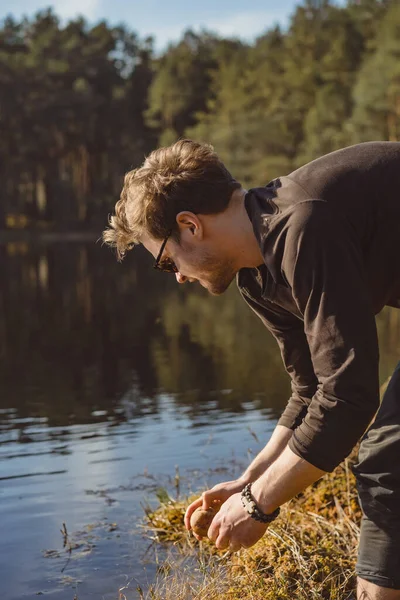 Людина Озері Миє Руки Робить Спрей Відпочиває Лісі Природі — стокове фото