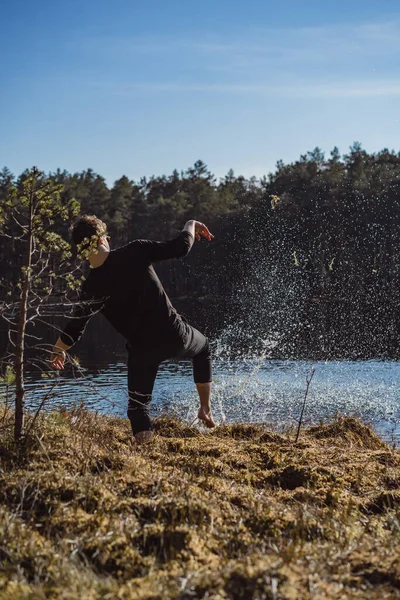 Man Sjön Tvättar Händerna Gör Spray Vila Skogen Naturen — Stockfoto