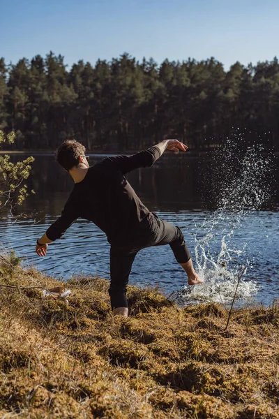 Mężczyzna Jeziorze Myje Ręce Robi Spray Odpoczywa Lesie Łonie Natury — Zdjęcie stockowe