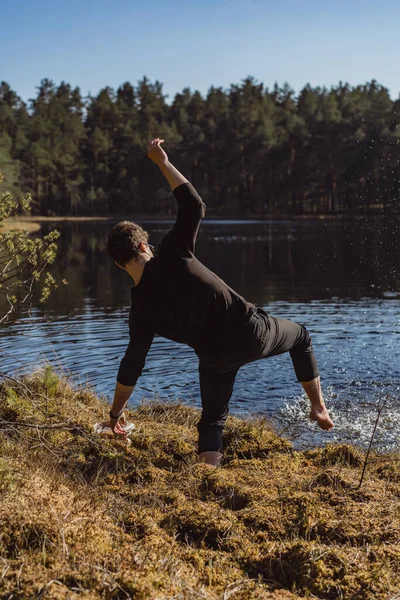 Uomo Sul Lago Lava Mani Spray Riposa Nel Bosco Sulla — Foto Stock