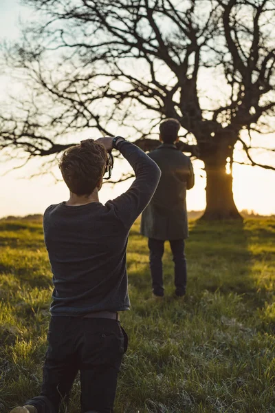 Twee Fotografen Maken Foto Van Natuur Bij Zonsondergang — Stockfoto