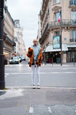 Paris 'te poz veren yakışıklı Afrikalı Amerikalı genç bir adam. Mutlu gülümseme, moda tarzı.