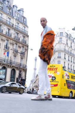 Paris 'te poz veren yakışıklı Afrikalı Amerikalı genç bir adam. Mutlu gülümseme, moda tarzı.