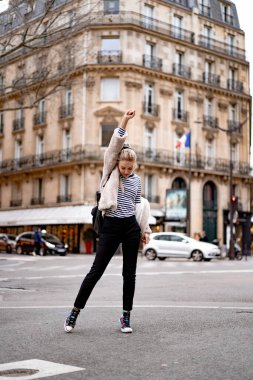 Paris 'te genç ve güzel bir kadın. Seyahat konsepti. Komik fotoğraflar.