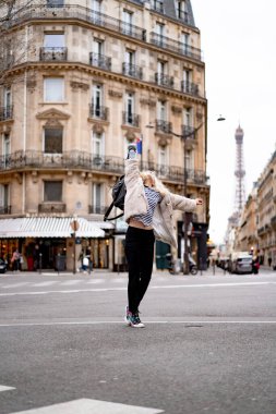 Paris 'te genç ve güzel bir kadın. Seyahat konsepti. Komik fotoğraflar.