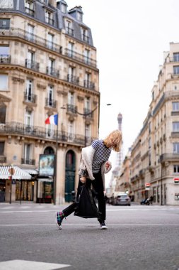 Paris 'te genç ve güzel bir kadın. Seyahat konsepti. Komik fotoğraflar.