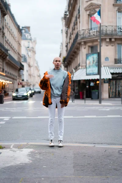 Jovem Afro Americano Bonito Posando Livre Paris Sorriso Feliz Estilo — Fotografia de Stock