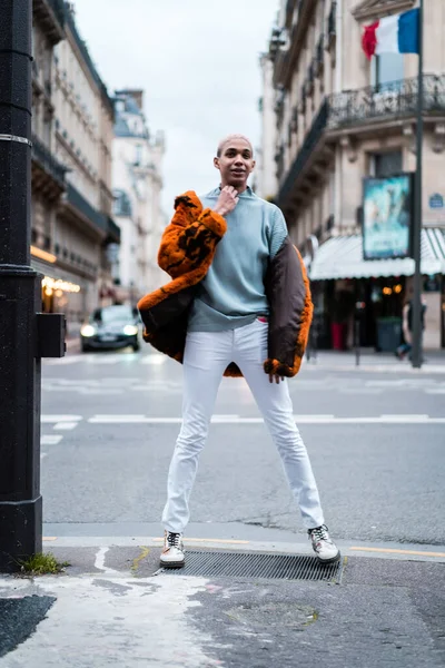 年轻英俊的非洲裔美国男子在巴黎的户外摆姿势 笑容满面 时尚风尚 — 图库照片