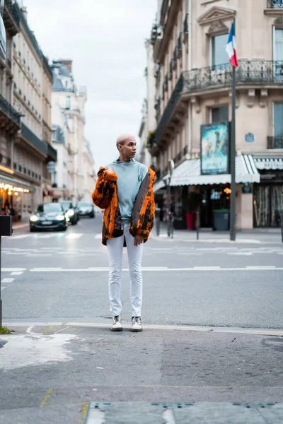 Ung Vacker Afrikansk Amerikan Som Poserar Utomhus Paris Glad Leende — Stockfoto