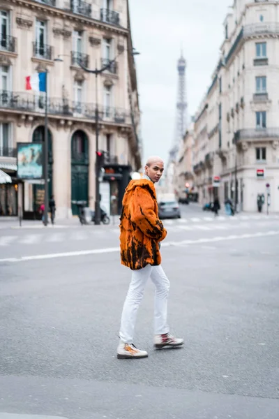 Ung Vacker Afrikansk Amerikan Som Poserar Utomhus Paris Glad Leende — Stockfoto