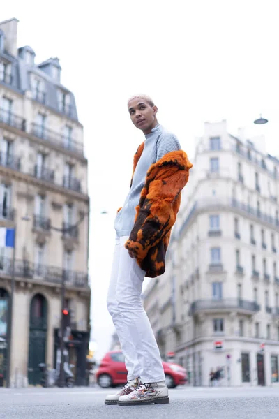 Jovem Afro Americano Bonito Posando Livre Paris Sorriso Feliz Estilo — Fotografia de Stock